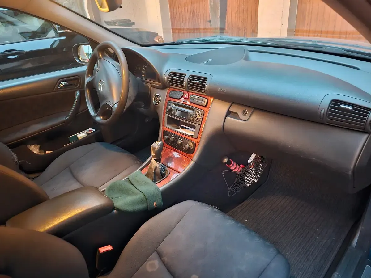 Gebraucht Mercedes C220 150 PS (110 kW) 2001 Schwarz Limousine