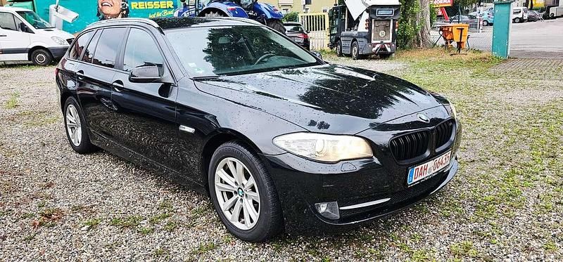 Black sapphire metallic Gebraucht 2012 BMW 520 Sport Line Kombi | 8.790 € (Fairer Preis) - Bild 1/4