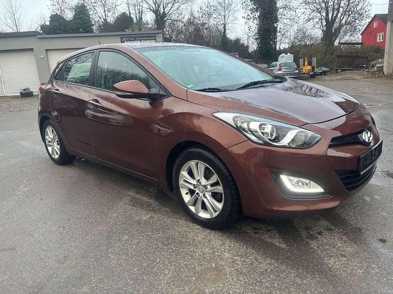 Hazel brown / met Gebraucht 2012 Hyundai i30 Intro Edition Limousine | 5.300 € (Fairer Preis) - Bild 1/4