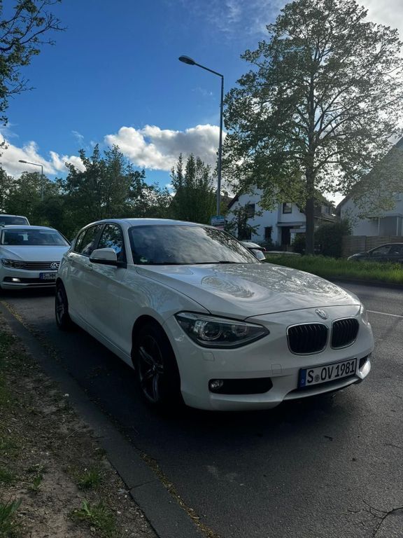 Weiß Gebraucht 2011 BMW 116 Kleinwagen | 7.490 € (Fairer Preis) - Bild 1/4
