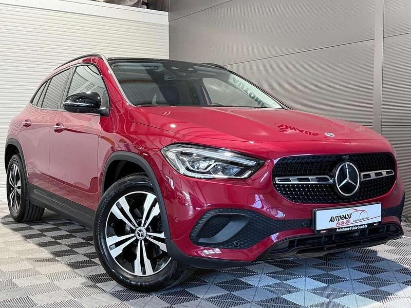 Rot Gebraucht 2023 Mercedes GLA200 Progressive SUV | 35.970 € (Fairer Preis) - Bild 1/3