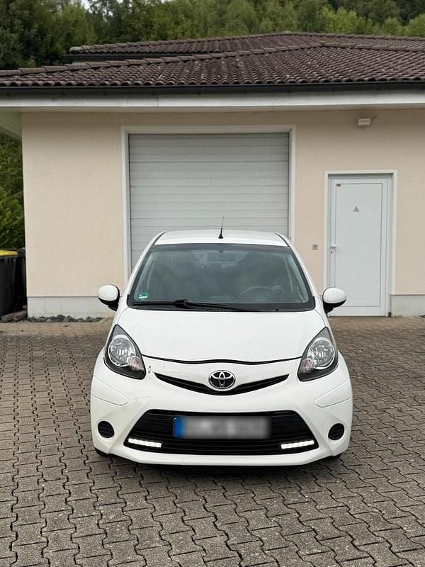 Weiß Gebraucht 2012 Toyota Aygo Kleinwagen | 2.500 € (Guter Preis) - Bild 1/4