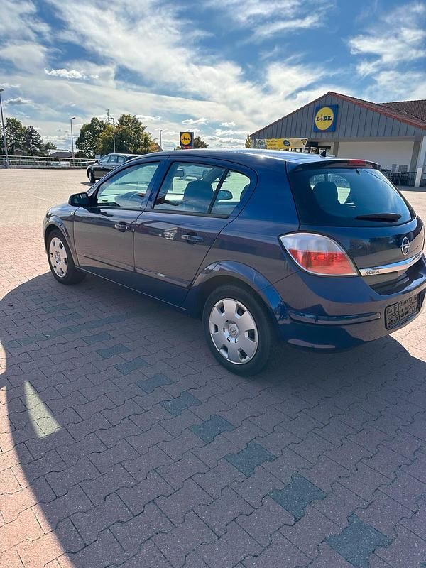 Blau Gebraucht 2004 Opel Astra Limousine | 1.350 € (Fairer Preis) - Bild 1/4