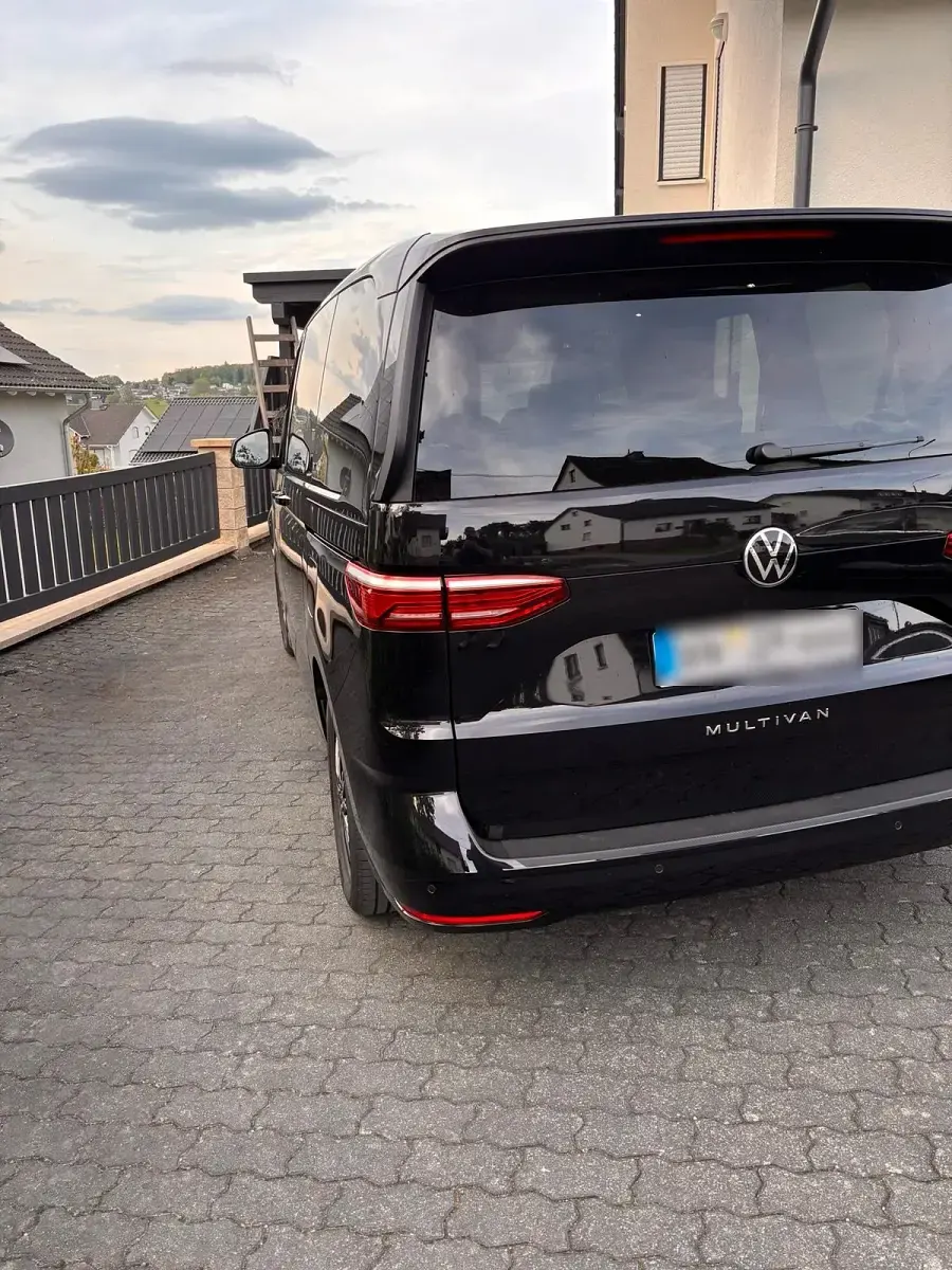Gebraucht VW Multivan 150 PS (110 kW) 2024 Schwarz Van / Kleinbus
