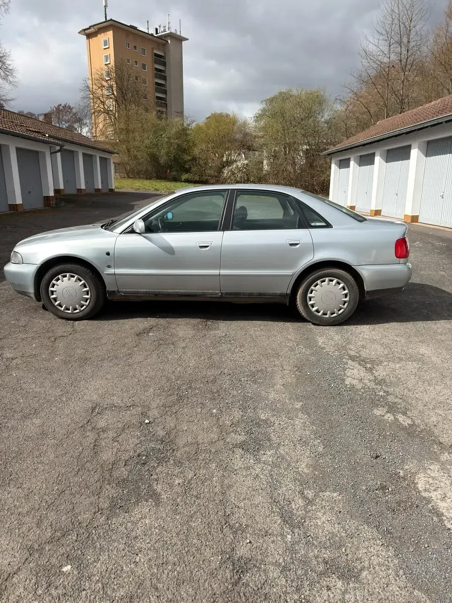 Gebraucht Audi A4 102 PS (75 kW) 1997 Silber Limousine