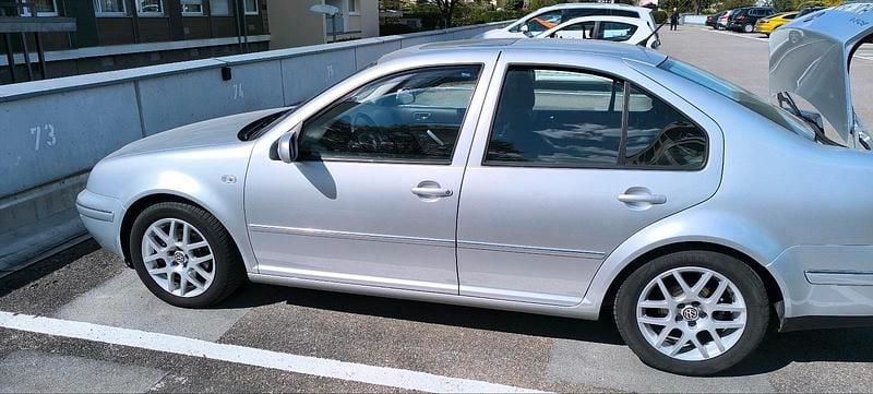 Second-hand VW Bora 102 CP (75 kW) 2002 Argintiu Berlinǎ