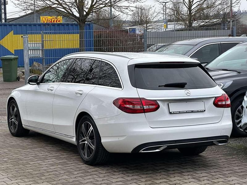 Gebraucht Mercedes C220 194 PS (142 kW) 2020 Polarweiss  unilack Kombi