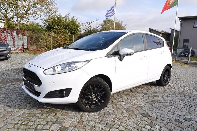Weiß Gebraucht 2017 Ford Fiesta Celebration Kleinwagen | 8.480 € (Guter Preis) - Bild 1/4