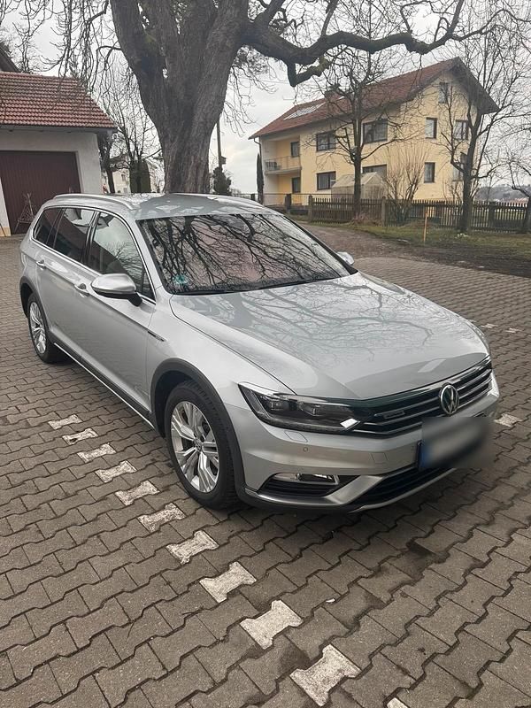 Silber Gebraucht 2019 VW Passat Alltrack Kombi | 23.500 € - Bild 1/4