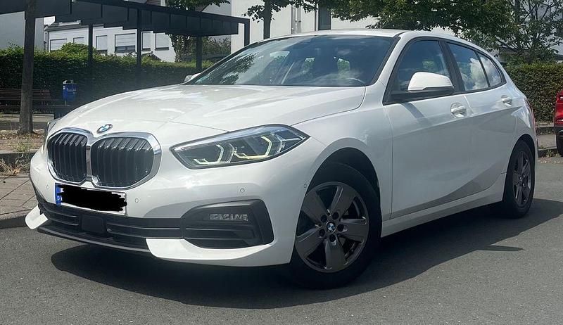 Weiß Gebraucht 2020 BMW 118 Kleinwagen | 21.300 € (Fairer Preis) - Bild 1/4