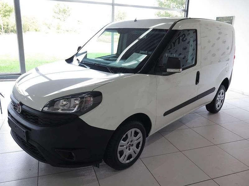 Weiß Gebraucht 2022 Fiat Doblò Easy Van / Kleinbus | 22.800 € (Teuer) - Bild 1/4