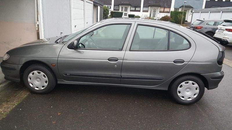 Grau Gebraucht 1998 Renault Mégane Limousine | 3.999 € - Bild 1/4
