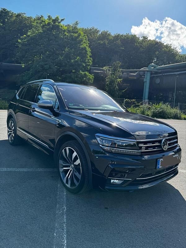 Schwarz Gebraucht 2018 VW Tiguan Allspace R-line SUV | 22.800 € (Etwas zu teuer) - Bild 1/4