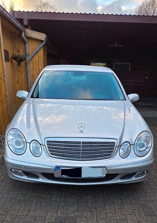 Silber Gebraucht 2005 Mercedes E200 Classic Limousine | 6.300 € (Guter Preis) - Bild 1/4