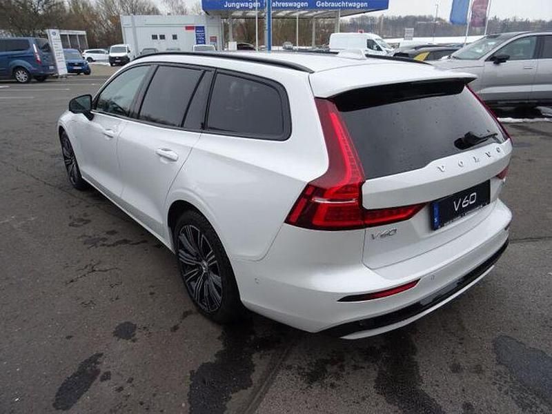 Gebraucht Volvo V60 Plus 253 PS (186 kW) 2024 Crystal white pearl / metallic Kombi
