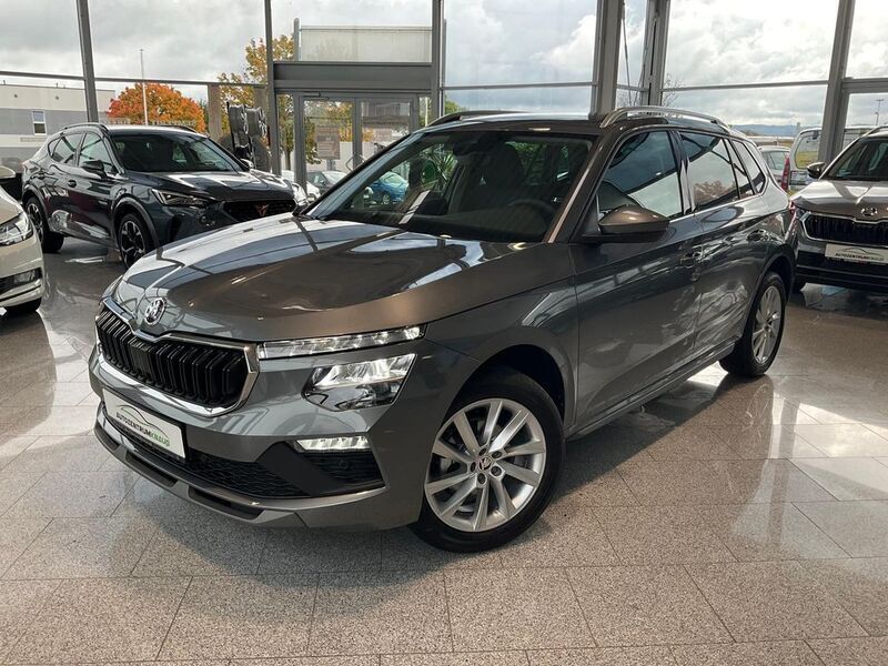 Graphite grau metallic Gebraucht 2024 Skoda Kamiq Selection SUV | 24.390 € (Fairer Preis) - Bild 1/4
