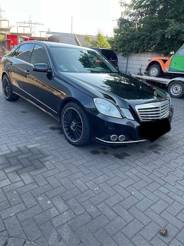 Gebraucht Mercedes E250 204 PS (150 kW) 2011 Schwarz Limousine