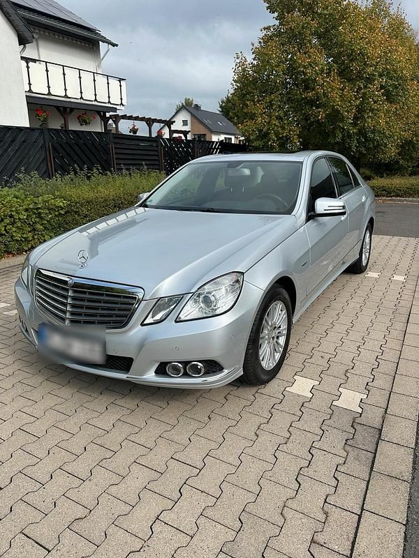 Silber Gebraucht 2010 Mercedes E200 Limousine | 11.000 € (Guter Preis) - Bild 1/4