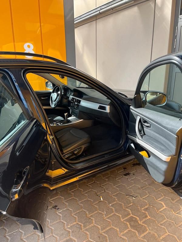 Gebraucht BMW 320 164 PS (120 kW) 2009 Blau Kombi