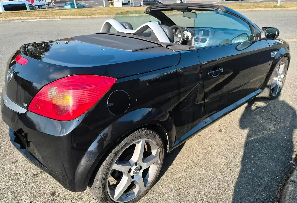 Używany Opel Tigra 125 KM (91 kW) 2009 Czarny Kabriolet