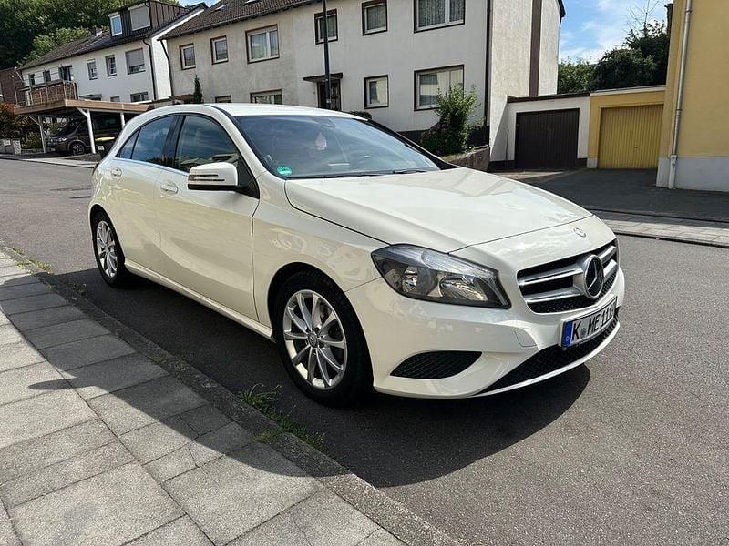 Weiß Gebraucht 2013 Mercedes A180 Limousine | 8.900 € (Guter Preis) - Bild 1/4