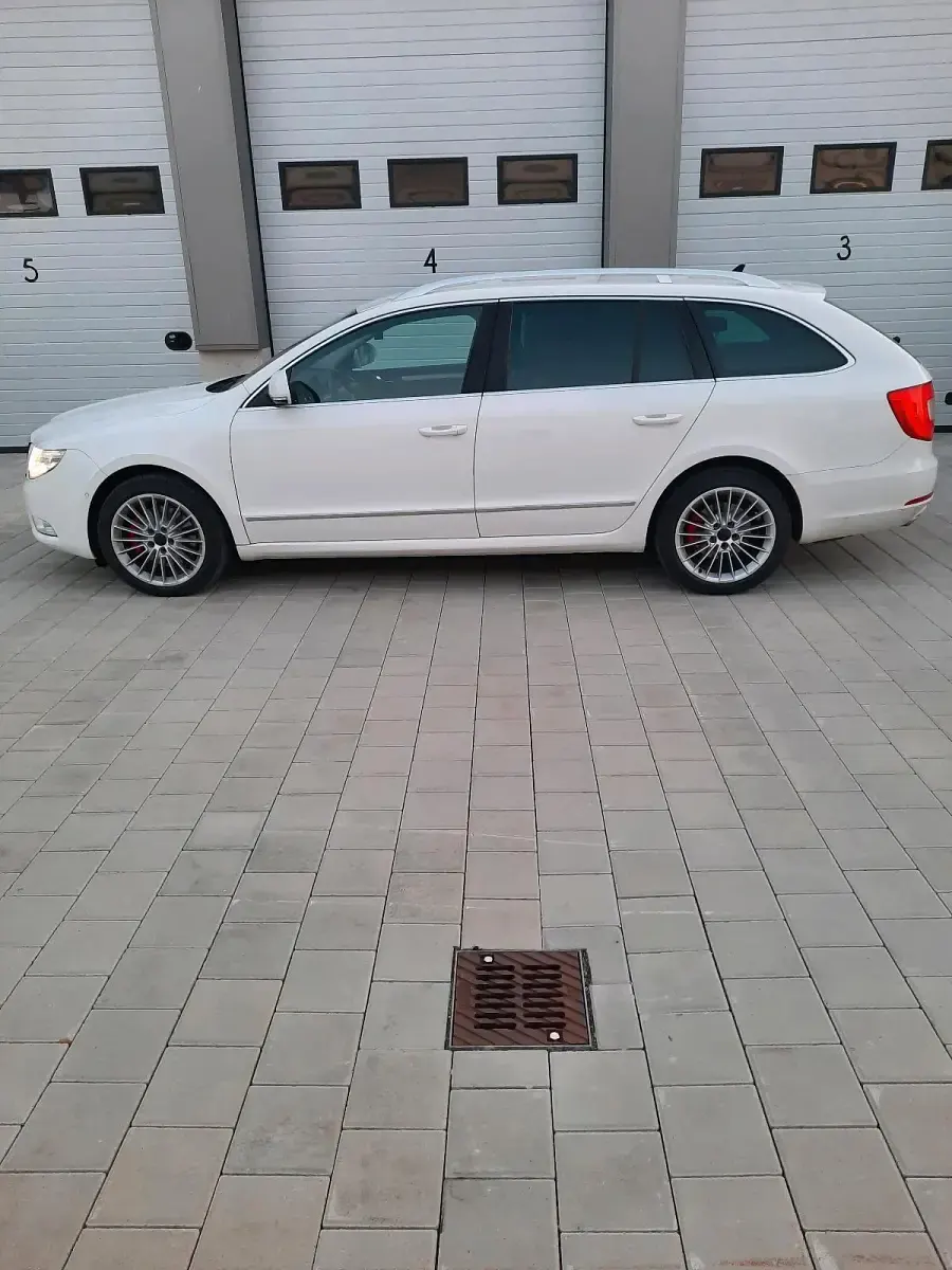 Gebraucht Skoda Superb 140 PS (102 kW) 2011 Weiß Kombi