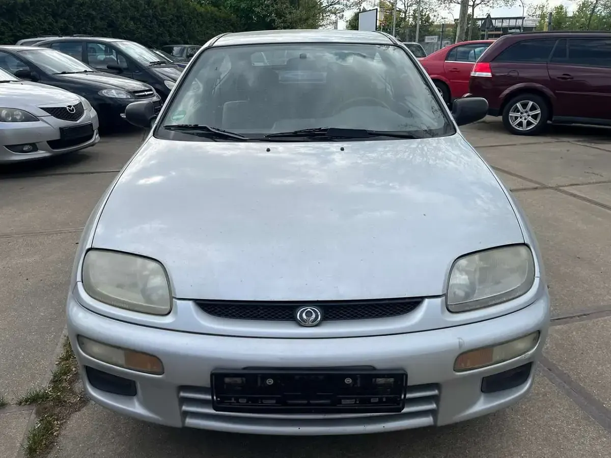 Używany Mazda 323C 88 KM (64 kW) 1997 Srebrny Sedan/Limuzyna