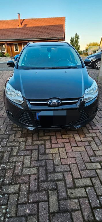 Schwarz Gebraucht 2014 Ford Focus Trend Limousine | 1.700 € - Bild 1/4