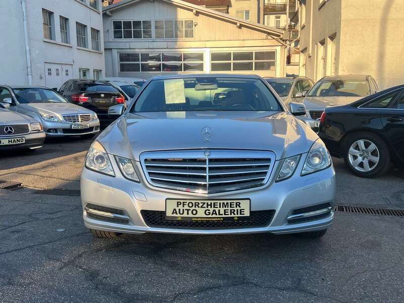 Iridiumsilber metalliclack (metallic) Gebraucht 2010 Mercedes E200 Limousine | 12.950 € (Fairer Preis) - Bild 1/4