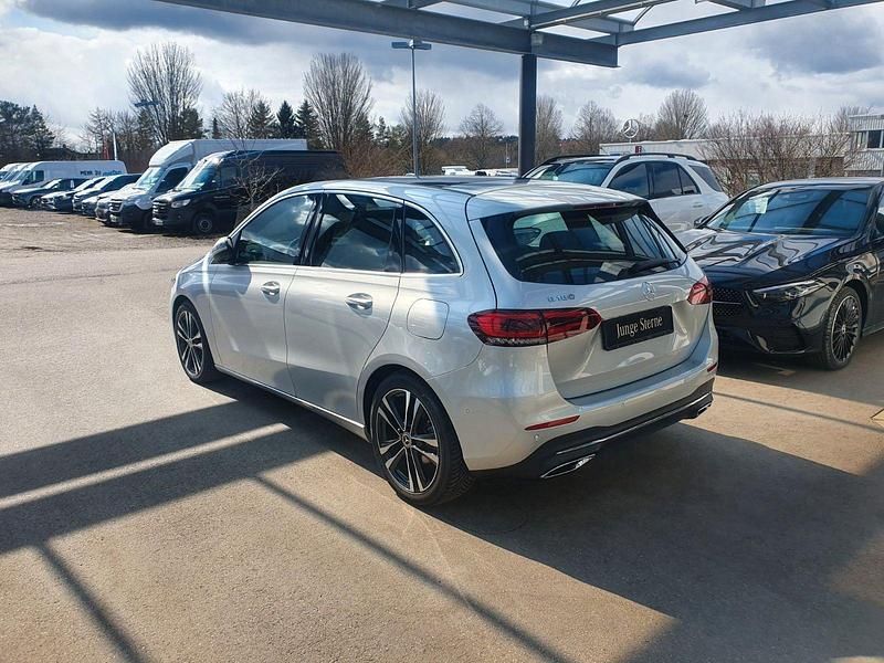 Silber Gebraucht 2020 Mercedes B180 Progressive Van / Kleinbus | 20.490 € (Superpreis) - Bild 1/2