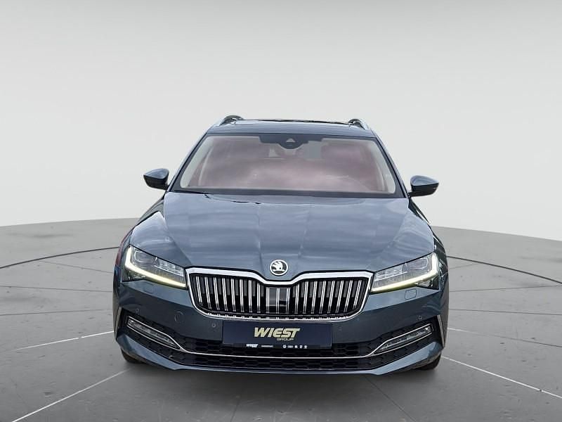 Quarzgrau metallic Gebraucht 2021 Skoda Superb LAURIN & KLEMENT Kombi | 28.680 € (Fairer Preis) - Bild 1/4