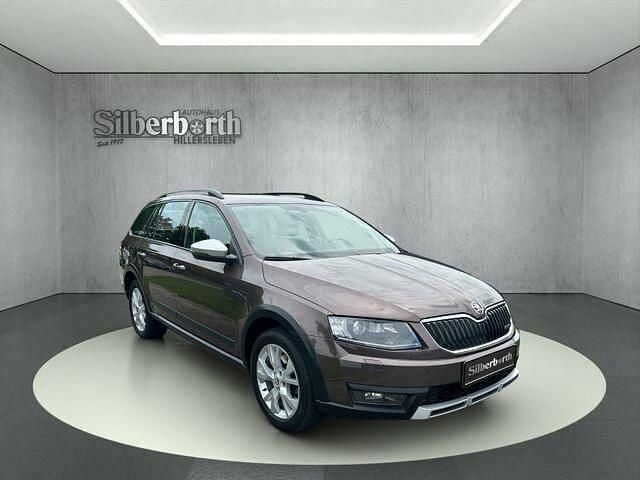 Braun Gebraucht 2016 Skoda Octavia Scout 4x4 Kombi | 18.990 € (Teuer) - Bild 1/2
