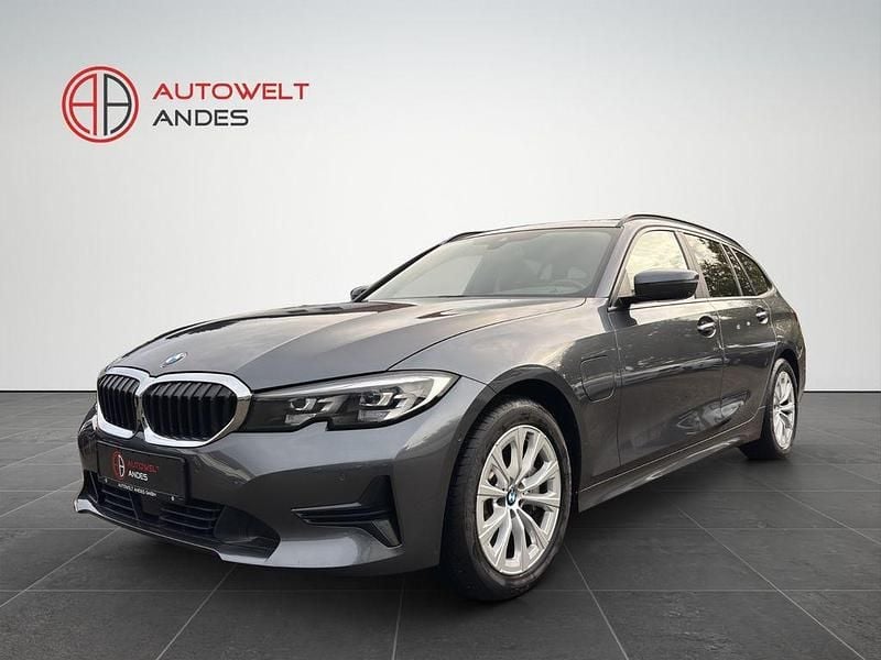 Grau Gebraucht 2021 BMW 330e Sport Line Limousine | 26.390 € (Fairer Preis) - Bild 1/4
