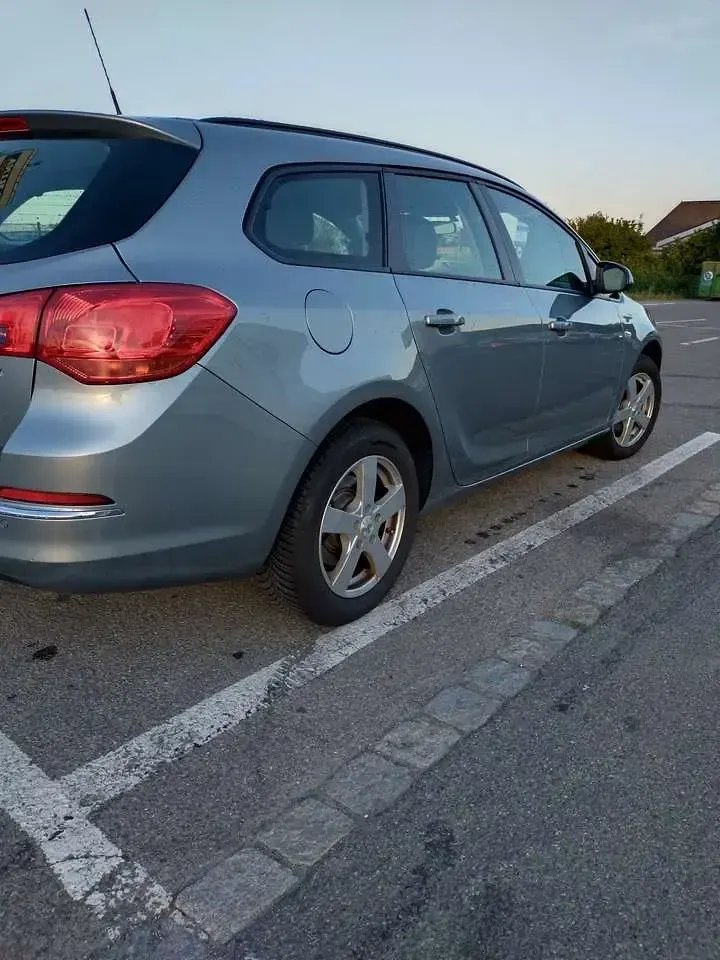 Gebraucht Opel Astra 110 PS (80 kW) 2014 Silber Kombi