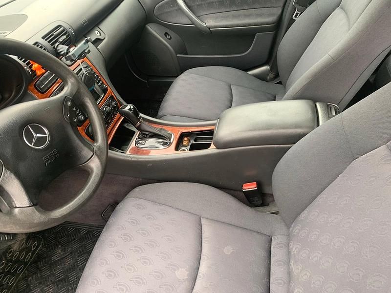 Usata Mercedes 220 2004 Andere farben Utilitaria