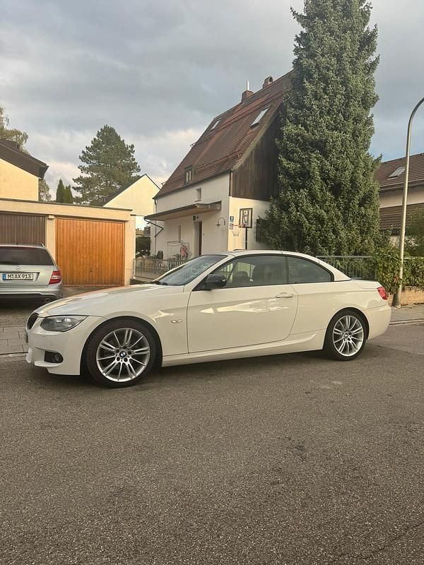 Weiß Gebraucht 2013 BMW 320 Cabriolet M Sport Cabrio | 13.990 € (Etwas zu teuer) - Bild 1/4