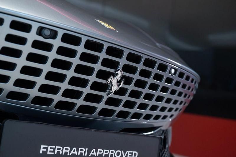 Gebraucht Ferrari Roma 620 PS (456 kW) 2024 Grau Cabrio