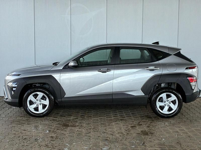 Neu Hyundai Kona Comfort 101 PS (74 kW) 2025 Shimmering silver SUV