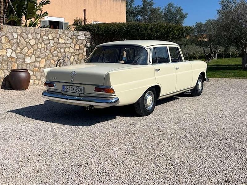 Gebraucht Mercedes 200 95 PS (69 kW) 1966 Beige Limousine