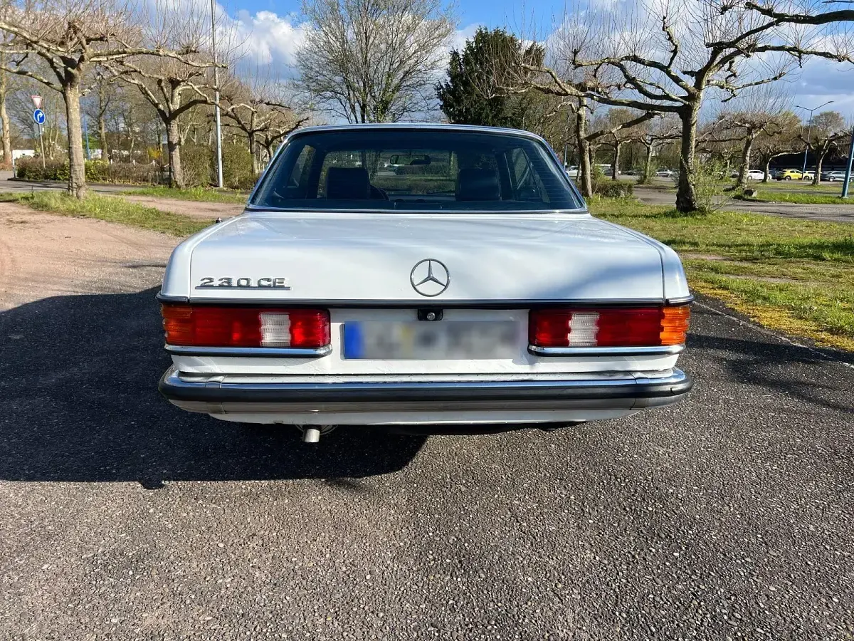 Gebraucht Mercedes 230 136 PS (100 kW) 1982 Weiß Coupé