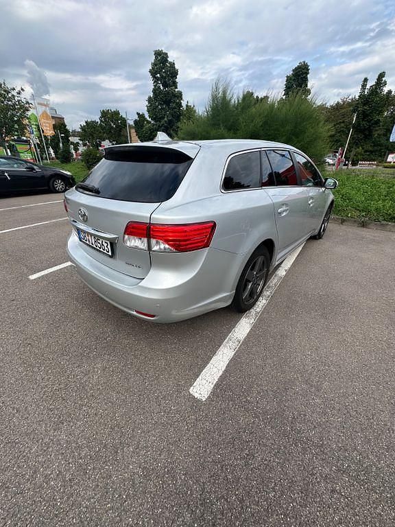 Silber Gebraucht 2013 Toyota Avensis Edition Kombi | 6.990 € (Fairer Preis) - Bild 1/4