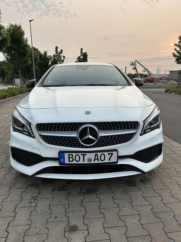 Weiß Gebraucht 2018 Mercedes CLA180 AMG line Limousine | 19.000 € (Fairer Preis) - Bild 1/4