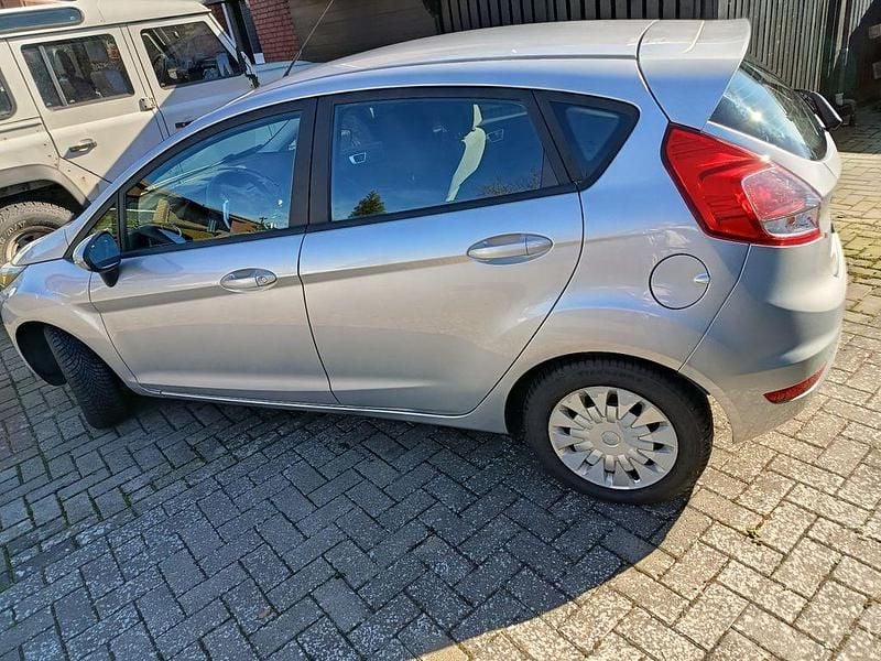 Gebraucht Ford Fiesta Trend 95 PS (69 kW) 2013 Silber Kleinwagen