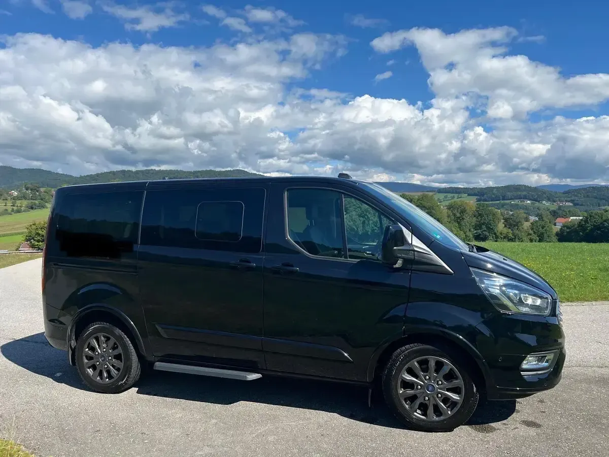 Gebraucht Ford Tourneo 185 PS (136 kW) 2021 Schwarz Van / Kleinbus