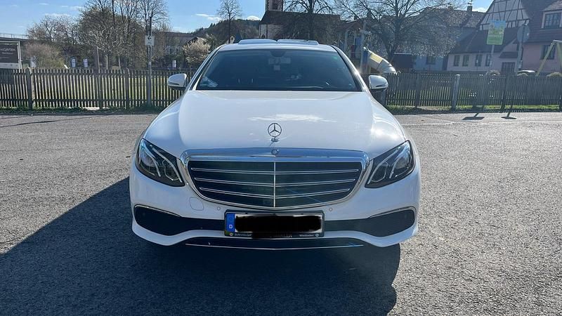 Weiß Gebraucht 2016 Mercedes E220 Limousine | 21.500 € (Superpreis) - Bild 1/4