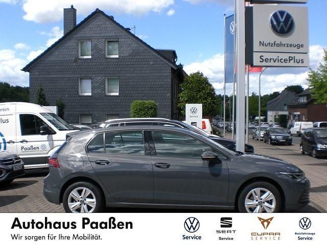 Delfingrau metallic (metallic) Gebraucht 2020 VW Golf VIII Life Limousine | 18.950 € (Fairer Preis) - Bild 1/4