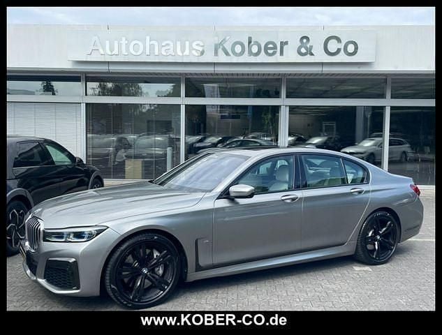 Silber/grau (metallic) Gebraucht 2019 BMW 750 Shadowline Limousine | 51.980 € (Superpreis) - Bild 1/4