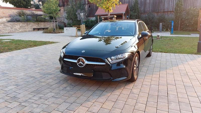 Schwarz Gebraucht 2021 Mercedes A180 Advanced Limousine | 22.100 € (Fairer Preis) - Bild 1/4