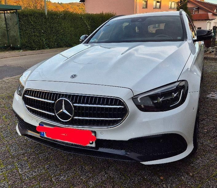 Weiß Gebraucht 2022 Mercedes E220 Avantgarde Kombi | 32.300 € (Guter Preis) - Bild 1/4
