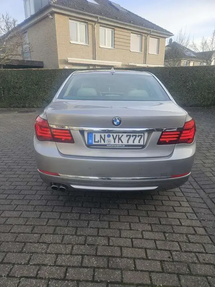 Gebraucht BMW 730L 258 PS (189 kW) 2014 Grau Limousine